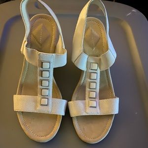 Cute cream Wedged with stud accent